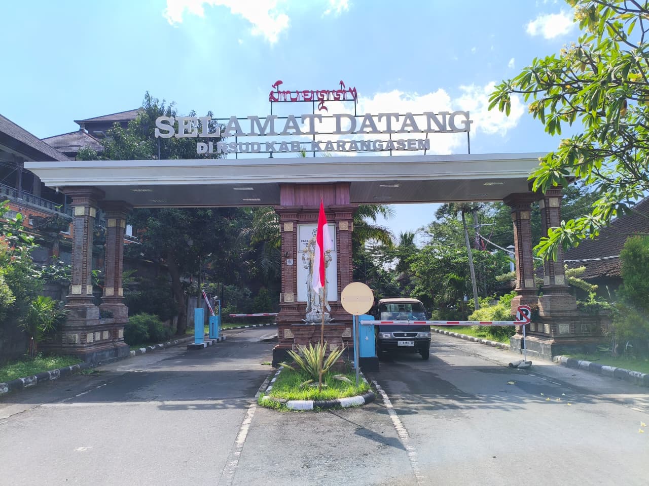 Sistem Gate dan Area Parkir Karangasem - Tampak Samping